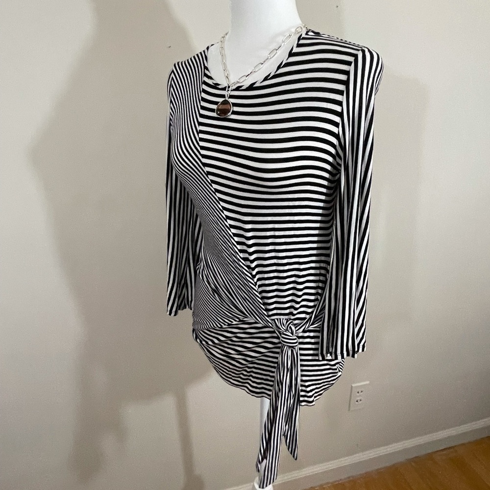 Relativity sz sm knit top pin-stripe black/white long sleeve